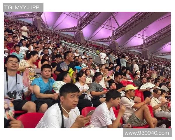 足球明星出场时观众的热情与欢呼声如何影响比赛氛围与球员表现